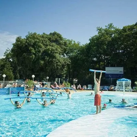 مكان تخييم Camping **** Piscine - Foret - Plage 300m