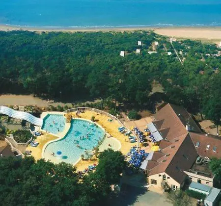 Camping **** Piscine - Foret - Plage 300m مكان تخييم